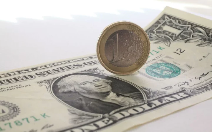 MONDE : l’euro atteint la parité avec le dollar, une première depuis 2002